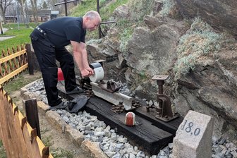 125 Jahre Obererzgebirgische Aussichtsbahn: Stadt im Erzgebirge erinnert an ihre Eisenbahnzeit - Am 3. Mai wird am Bahnhof in Elterlein auch dieser Denkmalbereich eröffnet. Laut Jens Weber besteht er aus Originalteilen der früheren Bahnstrecke.