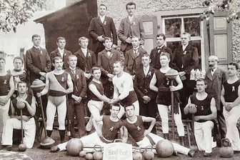 125 Jahre RSK Gelenau: Alte Tradition mit neuen Erkenntnissen - "Jugendkraft" 1903: Hinten von links Oskar Emmrich, Gustav Böhm; 2. Reihe von links Bruno Kreißig, Friedrich Emmrich, Max Schubert, Paul Reißig, Adolf Harzer, Emil Lohß, Emil Mehner; 3. Reihe von links Adolf Schubert, Lene Köhler, Max Uhlig, Otto Jung, Paul Richter, Gustav Melzer, Max Lohß, Albert Markert, Gastwirt Karl Köhler, Max Knobloch; vorn von links Max Weinhold, Paul Pfau, Adolf Klaus, Paul Klaus. 