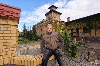 125 Jahre Schlachthof Crimmitschau: Warum ist das Jubiläum außerhalb der heutigen Wohnanlage fast unbemerkt geblieben? - Bis 1993 war der Schlachthof Crimmitschau noch in Betrieb. Wenig später kaufte Norbert Ruß das Areal und investierte in den Um- und Ausbau. Unter anderem ließ er auch den ehemaligen Brunnen restaurieren.