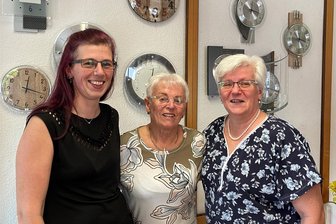 125 Jahre Uhren-Oehme: In Eppendorf ist das Ticken der Uhr Zukunftsmusik - Drei Generationen Uhren-Oehme: Claudia Hayn, ihre Oma Waltraut Oehme und Christiane Franke (von links), die aktuell den Familienbetrieb führt.