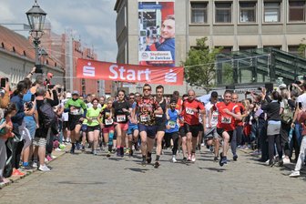 1250 Anmeldungen für den 15. Zwickauer Stadtlauf: Veranstalter muss Medaillen nachbestellen - Der Startschuss für alle Rennen des 15. Zwickauer Stadtlaufes erfolgt auf dem Kornmarkt.