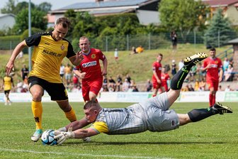 1250 Zuschauer erleben Torfestival in Lunzenau - Tapfer gewehrt: Lenny Rauscher (r.) rettet mit artistischer Einlage gegen Jakob Lemmer. Der Dynamo-Spieler konnte den Lunzenauer Keeper nur einmal vom Elfmeterpunkt überwinden. Beste Torschützen waren Berger und Oehmichen (je 3).