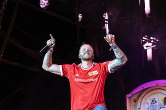 127.000 Euro nach fünf Tagen: Ostdeutscher Musiker ruft zu Spenden für den FSV Zwickau auf - Der Deutschrapper "Finch", hier bei seinem Auftritt beim "Rock am Ring"-Festival vor wenigen Wochen, hat seine Anhängerschaft zu Spenden für den FSV Zwickau aufgerufen.