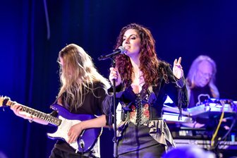 13. Artrock-Festival im Vogtland: Impressionen von den drei Tagen - Die britische Band Karnataka mit Sängerin Sertari war der Headliner am Samstagabend. Die Fans feierten ihre melodiösen Rocksongs.