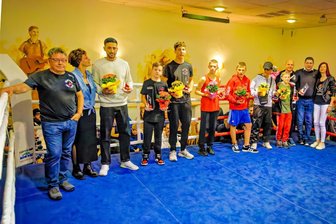 13. Boxevent des VSV Eintracht Klingenthal: Sechs Stunden lang fliegen die Fäuste - Die Pokalübergabe an die Sieger setzte den würdigen Schlusspunkt unter einen stimmungsvollen Boxabend im "Walfisch" in Zwota.
