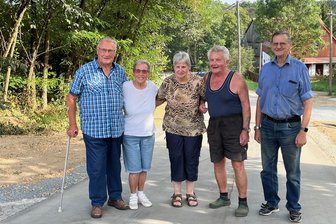 13 Einwohner-Ort im Vogtland freut sich über neue Dorfstraße - Die Dorfstraße in Blosenberg ist saniert - ganz zur Freude von Einwohnern und Gästen.