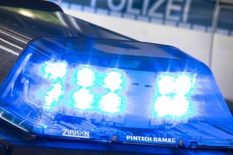 Ein Blaulicht auf dem Dach eines Polizeiwagens.