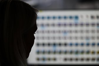 13-Jährige bei Missbrauch geschwängert: Gericht in Chemnitz sichtet stundenlang Fotos und Videos der Taten - Der Angeklagte soll die Taten gefilmt und fotografiert haben. Ein Sachverständiger hat die belastenden Dateien auf Handys und Laptops des Angeklagten festgestellt.