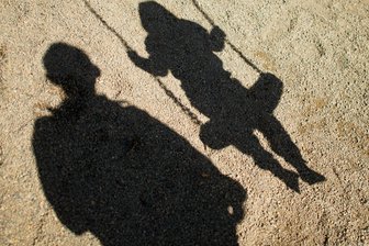 13-Jährige in Chemnitz geschwängert: Gutachter befürchtet weitere Taten, wenn der Mann freikommt - Ein Mann steht in Chemnitz wegen Kindesmissbrauch vor Gericht. Für frühere Taten saß er schon mehrfach im Gefängnis.
