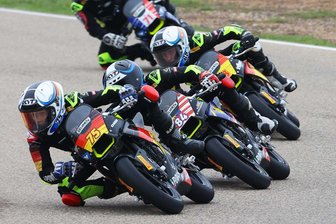 13-jähriger Erzgebirger rast bei MiniGP-Weltmeisterschaft aufs Podest - Trotz Nässe und vieler Positionskämpfe blieb Robin Siegert (vorn) in all seinen Rennen beim Finale der MiniGP-Weltmeisterschaft ohne Sturz.