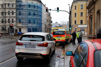 13-Jähriger läuft vor Auto und wird verletzt -
