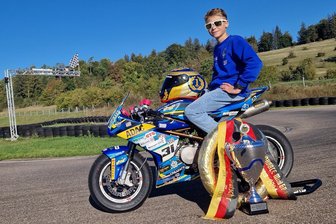 13-jähriger Motorradrennfahrer aus dem Erzgebirge löst mit DM-Titel sein Ticket zum Weltfinale - Neben dem Siegerkranz und dem Pokal freut sich Robin Siegert auch über den Siegerhelm, den sein Vater für ihn anfertigen ließ.