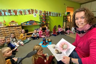 13 Minuten fürs Kinder-Ego: Der Siegeszug des vogtländischen Kinderbuchs „Lotte“ führt auch über Lengenfeld - Wenn wir nicht mehr lesen würden, wären wir ein Stück ärmer. Antje Vanheiden, Chefin des Autohauses Bauer Rodewisch, am Donnerstag in der Lengenfelder Kita Flohkiste. Dort las die Autohauschefin den Vorschulkindern das neue vogtländische Kinderbuch „Lotte“ vor - geschrieben und illustriert vom Plauener Falkner-Ehepaar Herrmann.