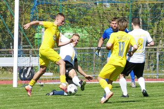 13-Tore-Wahnsinn in Marienberg: Verfolgerduell der Fußball-Sachsenklasse wird zu Spektakel - Marienbergs Torjäger Rick Bauer (links) erzielte zwar den zwischenzeitlichen 4:4-Ausgleich, dennoch bejubelten die Gäste aus Freiberg am Ende einen klaren Sieg.