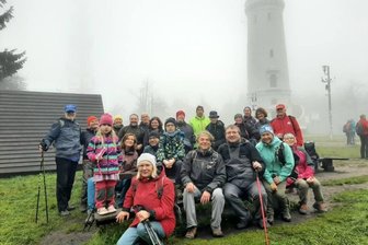 13 Wanderer aus Freiberg in Walbrzych begrüßt - Der Aussichtsturm „Hohe Eule“ lag zum 15. Wanderwochenende Walbrzych/Freiberg leider im Nebel.
