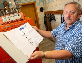 Dreifacher Preis beim Heizöl: Christian Ulbricht aus Eppendorf im Heizraum seines Einfamilienhauses. 