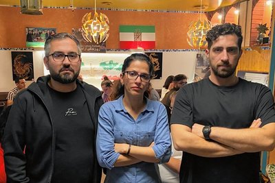 Avat Hosseinikakehrash, Massumeh Banbertina und Farid (von links) kommen aus dem Iran. Die Situation in ihrer Heimat lässt sie kaum noch schlafen.