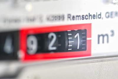 Ein Gaszähler für eine Gasheizung in einem Privathaus: Für Freiberger Kunden sollen ab Januar die Preise für Erdgas fallen (Symbolbild).