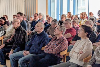 Die Hörsaal war bis auf den letzten Platz besetzt.