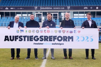 Im Februar 2025 wurde die Initiative in Chemnitz offiziell aus der Taufe gehoben. Franz Gerber (Erfurt), Daniel Meyer (HFC), Tommy Haeder (CFC), Ralph Grillitsch (Jena) und André Beuchold (Zwickau/v.l.) vertraten damals ihre Klubs.