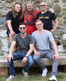 Die Band Lohberg hat sich nach der coronabedingten Zwangspause zurückgemeldet. Die Musik gibt es zunächst im Internet. 