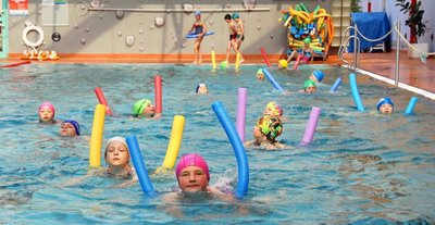 Der Badespaß geht weiter: Die Zukunft des Hallen- und Freibades ist gesichert. Für den jährlichen Verlust muss künftig die Sport- und Freizeit GmbH, ein 100-prozentiges Tochterunternehmen der Stadtwerke, aufkommen.