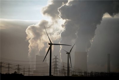 Windräder vor einem Braunkohlekraftwerk.Wirtschaftsforscher warnen vor der Illusion, dass es bei der Klimawende nur Gewinner geben werde.