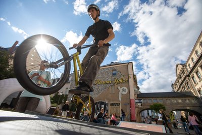 Die Marktstraße wurde beim Plauener Herbst zur BMX-Strecke: Marik Sommer (17) aus Rodau nahm sie unter die Räder.