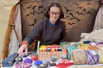 Katrin Ahlendorf aus Dresden hat selbst gefärbte Wolle und nadelgebundene Produkte im Angebot.