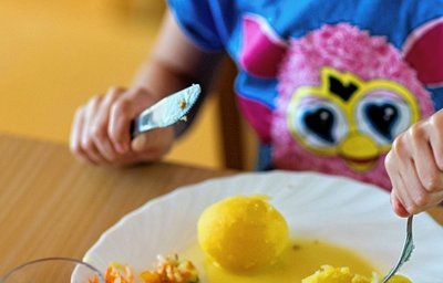 Das Mittagessen in den Kindereinrichtungen wird immer teurer. 