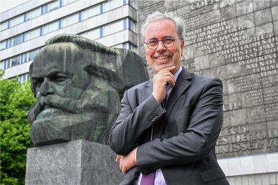 Der Chef der Volksbank Chemnitz als Vertreter des Finanzkapitalismus vor dem Kopf des Ur-Kommunisten? Dieses Bild gefällt Gunnar Bertram.