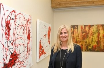 Angelika Schäfer aus Zwickau inihrer ersten Personalausstellung im Schloss Netzschkau. 