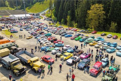 Die Vogtlandfahrt machte Zwischenstation am Fuße der Schanze in Klingenthal.