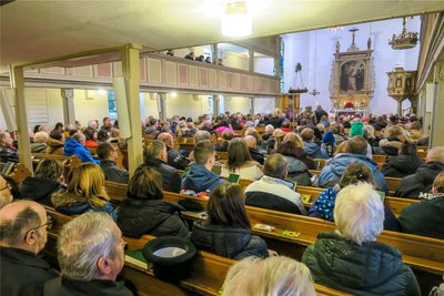 Rund 300 Gäste kamen zur Beerdigung des zehnjährigen Marcus in die Neudorfer Kirche.