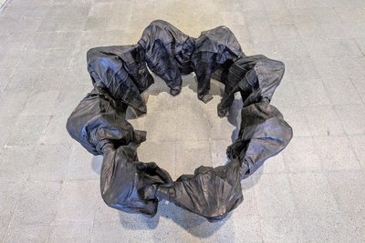 „Affentanz I“ von Asta Gröting spielt auf den wenig nachhaltigen Warenkreislauf in der Textilindustrie an.