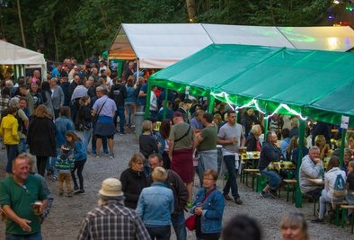 Das Fest war gut besucht. Auch im Festzelt saßen die Gäste dicht an dicht.