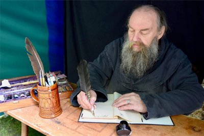 Bruder Emil ist als Schriftgelehrter unterwegs und verrät Wissenswertes über alte Schriften.