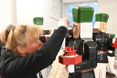 Christine Uhlmann bemalt die Gesichter neu.