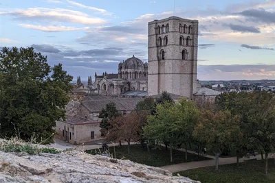 Wer dem Jakobsweg aus Richtung Süden folgt, landet irgendwann auch in Zamora – und in einer anderen Zeit. Zamora gilt als Stadt der Romanik, nur wenige europäische Städte können in ihrem Zentrum mit so vielen gut erhaltenen Bauwerken aus jener Epoche aufwarten. Zwölf Kirchen sind zugleich Museen, das kleine Eintrittsgeld sind sie wert, allen voran die Kathedrale aus dem 12. Jahrhundert (Foto). Zur gleichen Zeit wurde mit dem Bau der Festung begonnen. Neueren Datums sind die etwa 60 Murales: großformatige, kunstvolle und originelle Malereien an Hauswänden.