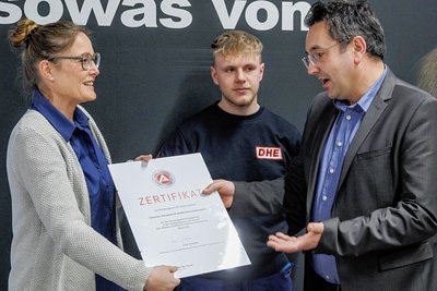 Der Berufsnachwuchs steht obenan. Als Würdigung dafür erhielt Anja Ziegler von Drechsler Haustechnik am Freitag das Ausbildungszertifikat der Bundesagentur für Arbeit. Überreicht wurde es von Sven Schulze, Leiter der hiesigen Agentur. Ebenfalls im Bild: Lehrling Franz Freyer. 