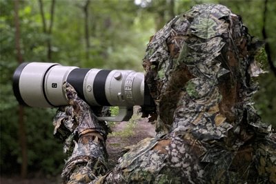 In voller Montur: Louis Hänel harrt lange in Tarnkleidung im Wald aus, um Tiere zu fotografieren.