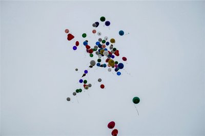 Ein bunter Gruß für das verstorbene Kind: Eine große Traube Luftballons löste sich auf zu vielen farbigen Punkten am wolkenverhangenen Erzgebirgshimmel.
