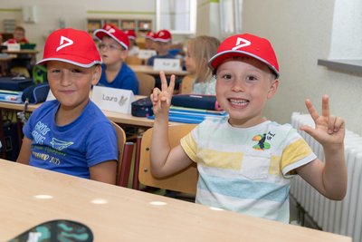 Fanden den Dekra-Besuch in ihrer Grundschule cool: Doron (l.) und Max aus der Klasse 1 c.