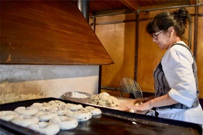 Madeleine Pascual bietet frische Backwaren aus Dinkel an.