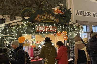 Auch der Glühwein „Drachenfeuer“ vor Kunst & Kneipe wird in den neuen Glühweintassen kredenzt.