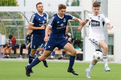 Syraus Toni Bösnecker (rechts) behauptet sich gegen Finn Kölbel (Wacker Plauen). Das Testspiel hatte der SCS mit 2:0 für sich entschieden.