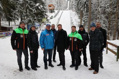 Ministerpräsident Michael Kretschmer (5. v. li.) und Verantwortliche des Skiverbandes Sachsen statteten dem Wintersportverein Grüna einen Besuch ab. Mit dabei war auch Skisprunglegende Jens Weißflog (2.v.li.).
