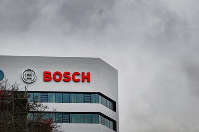 Düstere Wolken über der Bosch-Zentrale in Gerlingen (Baden-Württemberg).