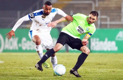 CFC-Kapitän Kevin Conrad (rechts) schirmt den Ball vor Lottes Saliou Sané ab.