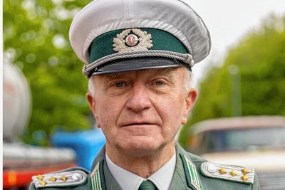 Jedes Jahr dabei: "Volkspolizist" Ulrich Popp. Der 72-jährige kommt aus Auerbach.